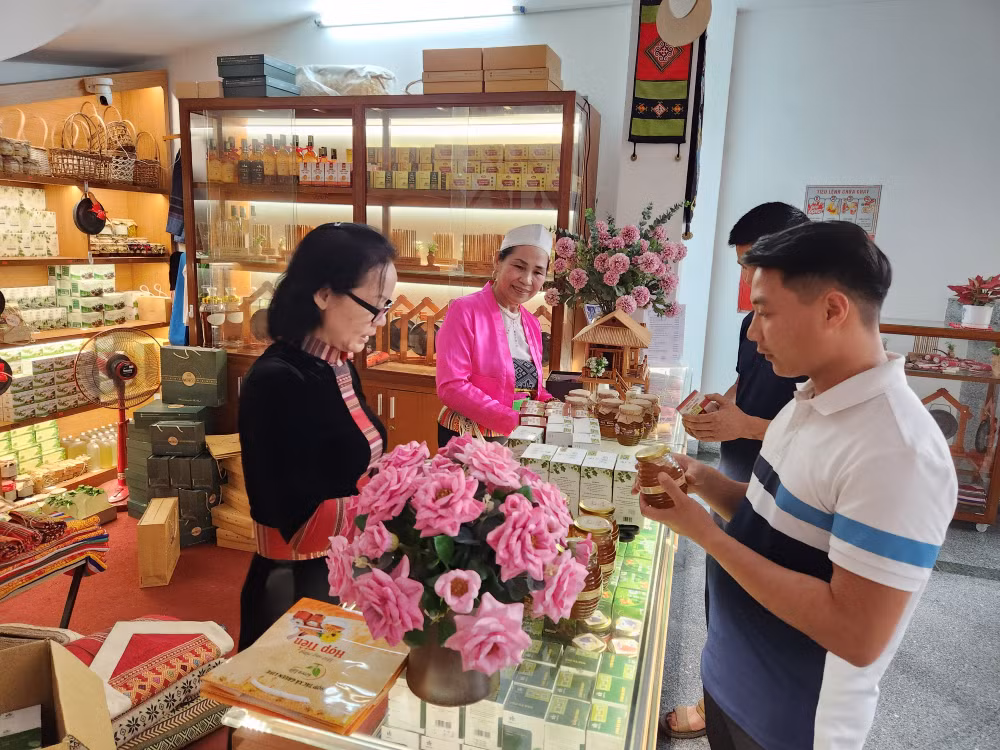 Gian trưng bày sản các sản vật Hoa Đất Mường tại Khách sạn CoLaNi, thành phố Hòa Bình, tỉnh Hòa Bình.