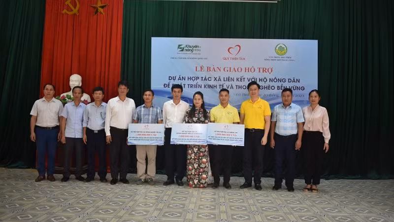 Lễ bàn giao hỗ trợ Dự án hợp tác xã liên kết với hộ nông dân để phát triển kinh tế và giảm nghèo bền vững.