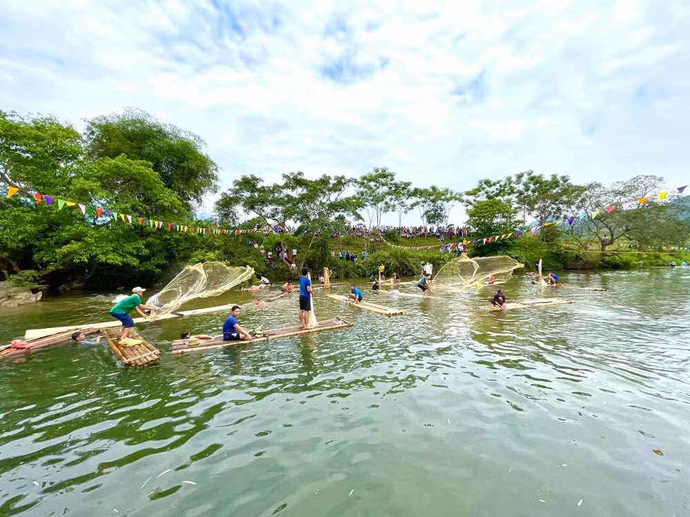 Lễ hội thu hút đông đảo người dân trong và ngoài khu vực đến xem.