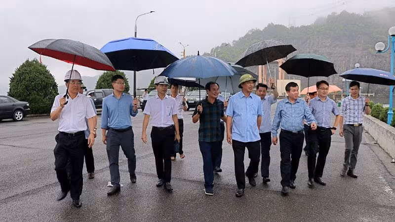 Thứ trưởng Lê Đình Thọ (đội mũ cối) cùng đoàn công tác kiểm tra phòng chống thiên tai tại khu vực đập Thủy điện Hòa Bình.