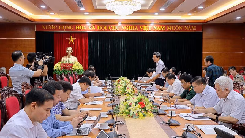 Đại diện lãnh đạo Sở Nông nghiệp và Phát triển nông thôn Hòa Bình báo Đoàn cáo công tác của Ban Chỉ đạo Quốc gia phòng chống thiên tai.