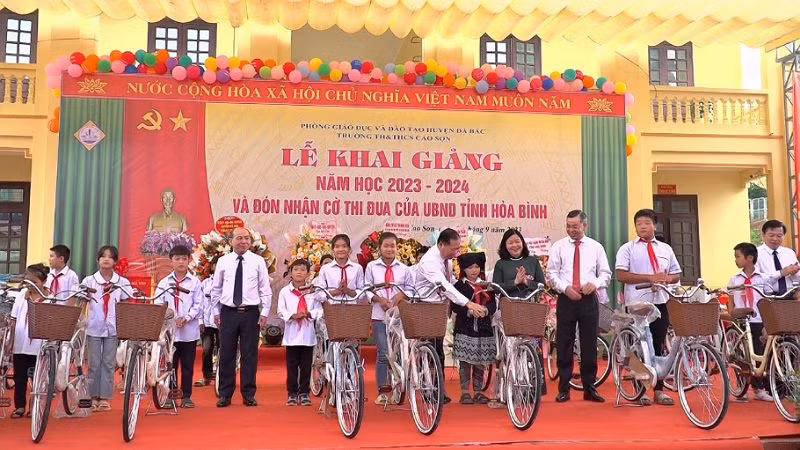Đồng chí Bùi Thị Minh Hoài cùng lãnh đạo tỉnh Hòa Bình tặng xe đạp cho học sinh tại buổi Lễ khai giảng năm học mới.
