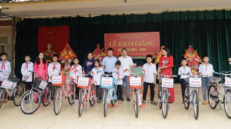 Đại diện các tổ chức trao xe đạp cho các em có hoàn cảnh khó khăn tại Lễ khai giải năm học mới 2023-2024.