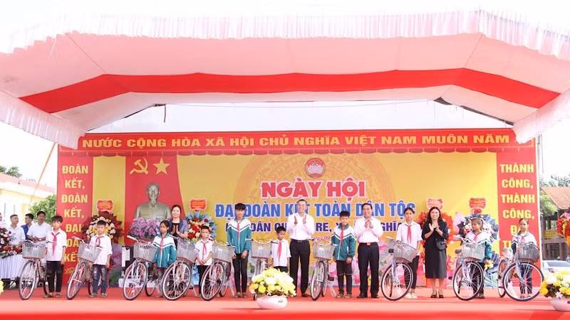 Đồng chí Ngô Văn Tuấn, Tổng Kiểm toán Nhà nước tặng xe đạp cho các em học sinh nghèo vượt khó trong xã Ân Nghĩa.