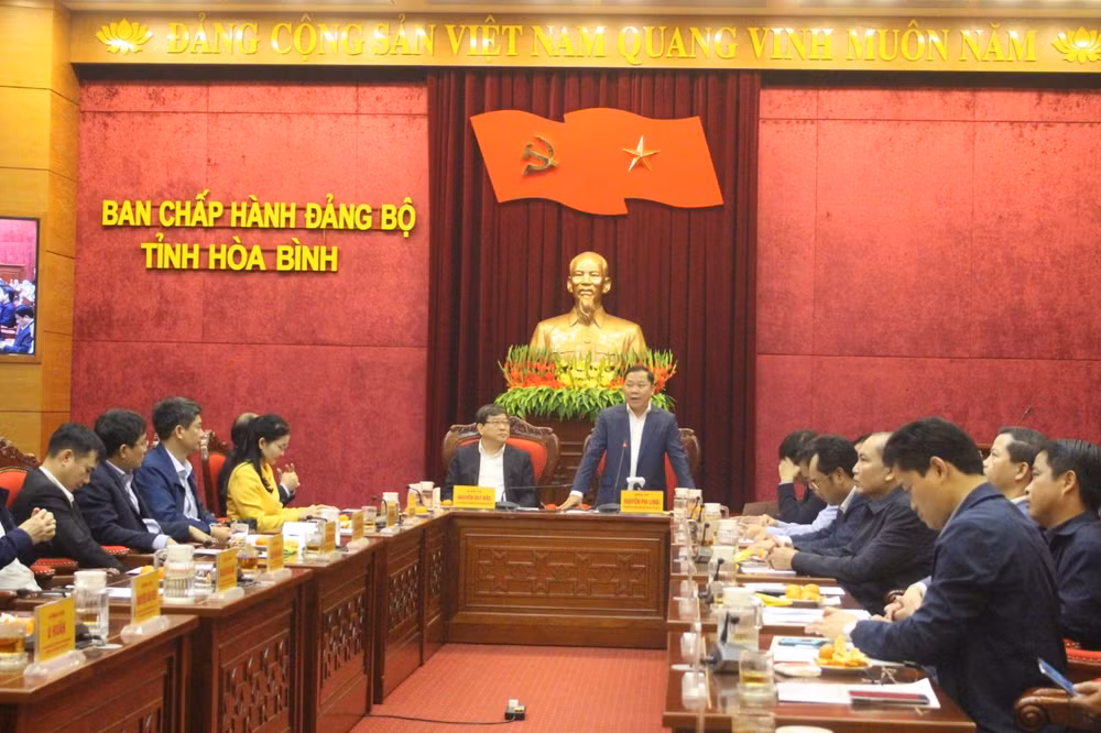 Bí thư Tỉnh ủy Hòa Bình Nguyễn Phi Long phát biểu tại buổi làm việc.
