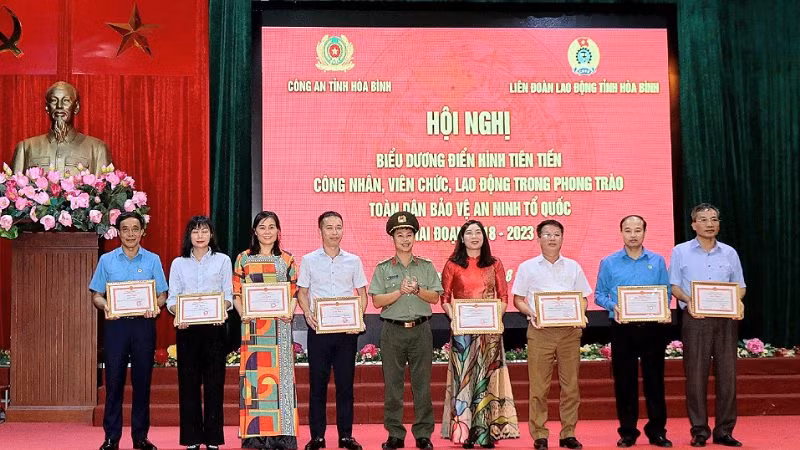 Đại diện các cơ quan nhận bằng khen vì có thành tích xuất sắc trong phong trào Toàn dân bảo vệ an ninh Tổ quốc.