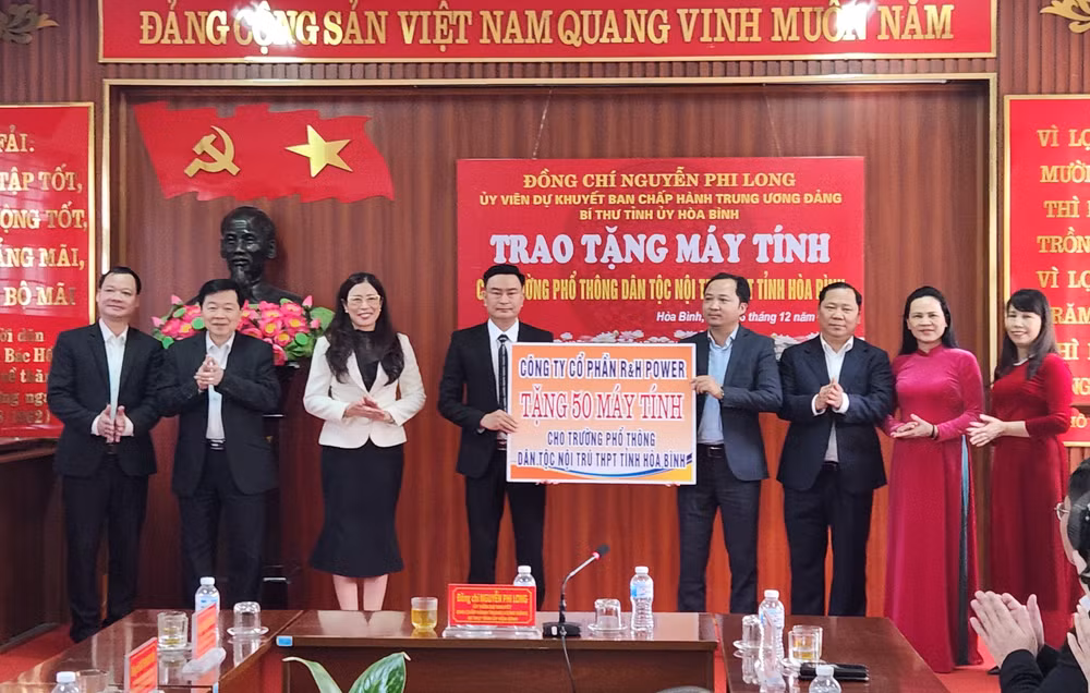 Trao tặng máy tính tại Trường phổ thông Dân tộc Nội trú THPT tỉnh.