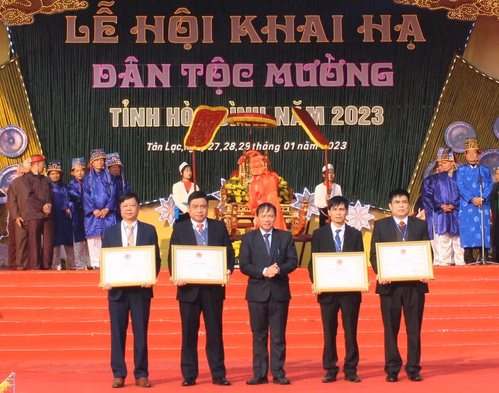 Chủ tịch Ủy ban nhân dân tỉnh Hòa Bình Bùi Văn Khánh trao chứng nhận Di sản văn hóa phi vật thể quốc gia Lễ hội Khai hạ của người Mường Hòa Bình cho các huyện: Tân Lạc, Lạc Sơn, Cao Phong và Kim Bôi.