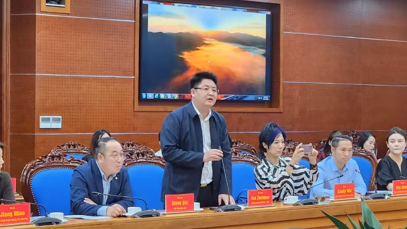 Ông Han Zhengguo, Chủ tịch Hội đồng quản trị Công ty thép Feiying-Tô Châu quan tâm đến các thủ tục đầu tư tại tỉnh Hòa Bình.