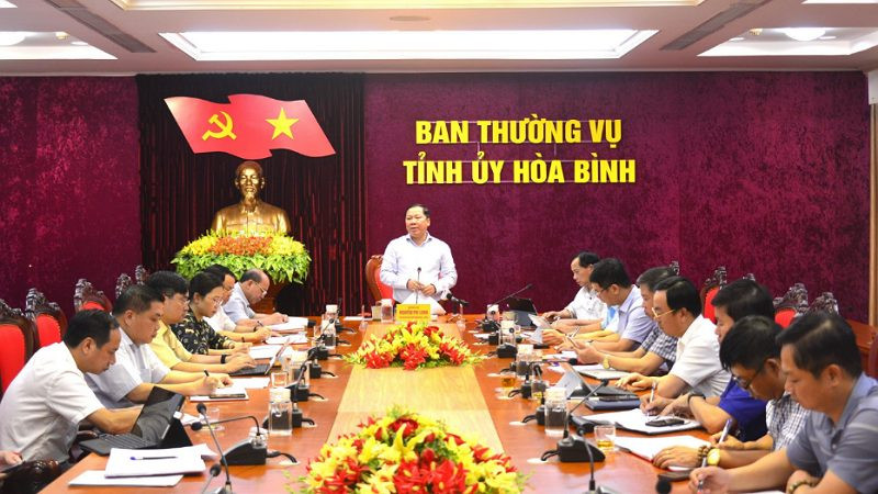 Bí thư Tỉnh ủy Hòa Bình Nguyễn Phi Long chỉ đạo hội nghị.