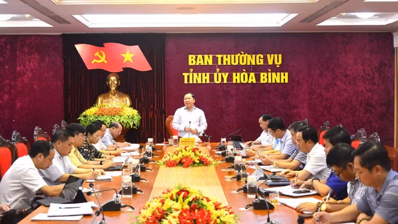 Bí thư Tỉnh ủy Hòa Bình Nguyễn Phi Long chỉ đạo hội nghị.