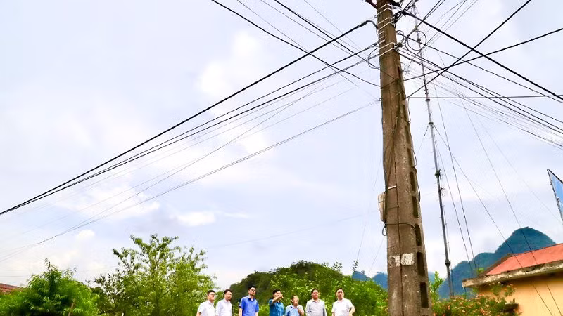 Lãnh đạo Công ty Điện lực Hòa Bình và xã Hang Kia kiểm tra hệ thống điện để đầu tư, nâng cấp.