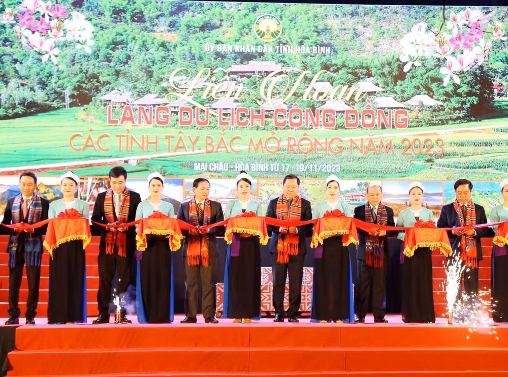Lãnh đạo tỉnh Hòa Bình cắt băng khai mạc Liên hoan Làng du lịch cộng đồng các tỉnh Tây Bắc năm 2023.