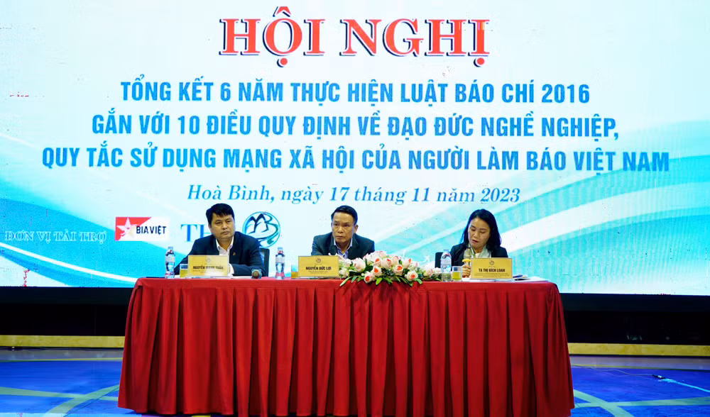 Các đồng chí chủ trì hội nghị.