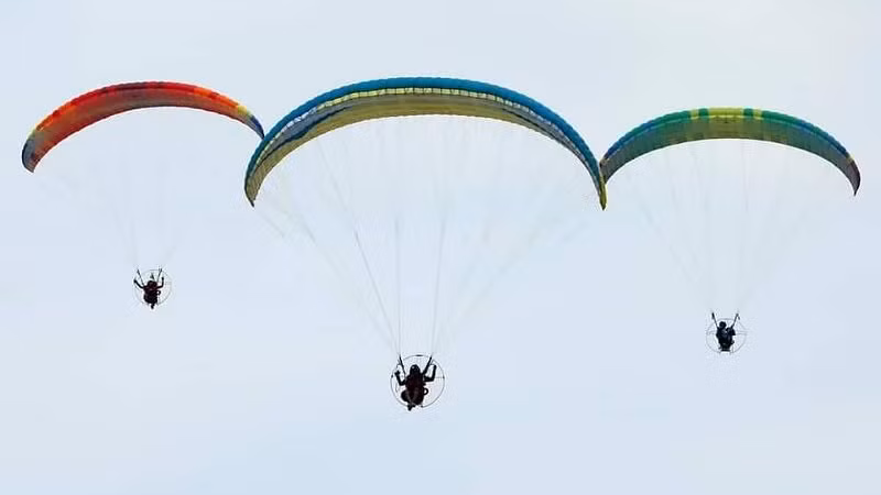 Hoạt động dù lượn tại Ngày hội. 