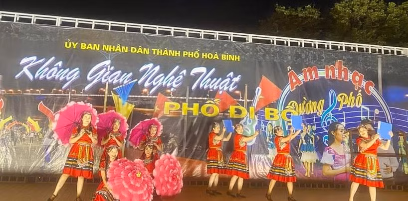 Nhiều tiết mục văn nghệ đặc sắc tại phố đi bộ.