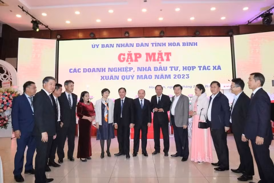 Lãnh đạo tỉnh Hòa Bình chụp ảnh cùng các doanh nghiệp trên địa bàn tỉnh.