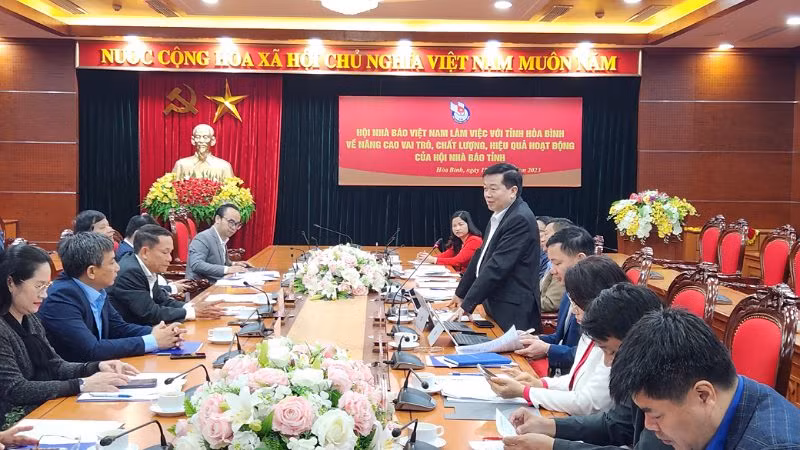 Đồng chí Nguyễn Văn Chương, Phó Chủ tịch Ủy ban nhân dân tỉnh Hòa Bình phát biểu tại buổi làm việc.