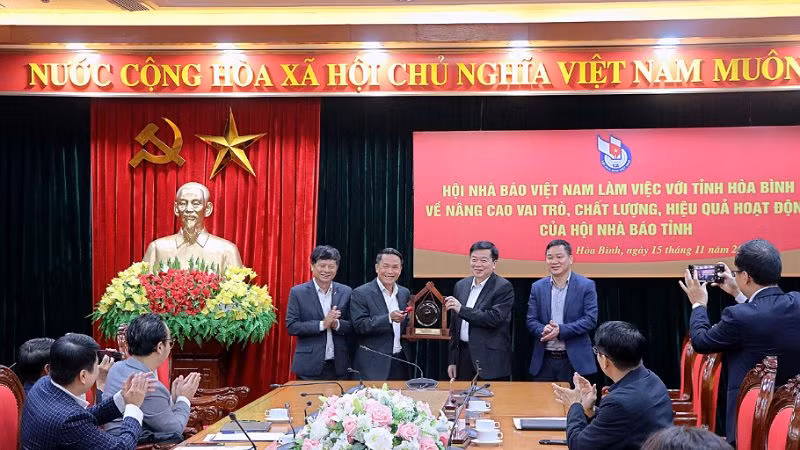 Tỉnh Hòa Bình tặng Hội Nhà Báo Việt Nam chiếc chiêng, kỷ vật quý của người Mường Hòa Bình.