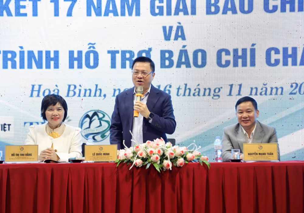 Đồng chí Lê Quốc Minh, Ủy viên Trung ương Đảng, Tổng Biên tập Báo Nhân Dân, Phó trưởng Ban Tuyên giáo Trung ương, Chủ tịch Hội Nhà báo Việt Nam (giữa) chủ trì hội nghị.