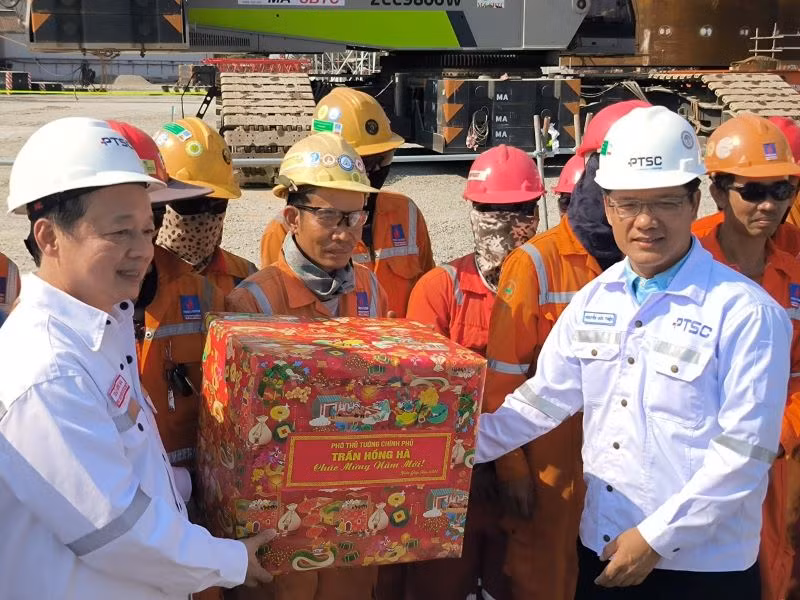 Phó Thủ tướng Trần Hồng Hà tặng quà Tết cho công nhân, người lao động tại PTSC.