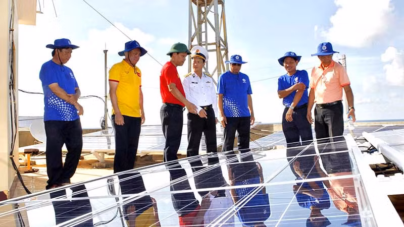 Lãnh đạo Tập đoàn Điện lực Việt Nam và Tổng công ty Điện lực miền Nam khảo sát, kiểm tra hệ thống pin năng lượng mặt trời tại đảo Đá Đông B.