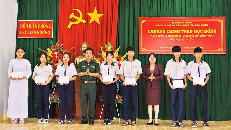 Bộ đội Biên phòng Bình Thuận trao học bổng cho học sinh vượt khó học giỏi.