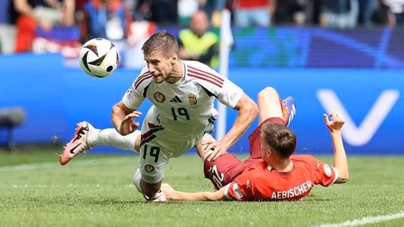 Varga đánh đầu ghi bàn thắng danh dự cho Hungary trong trận thua Thụy Sĩ 1-3.