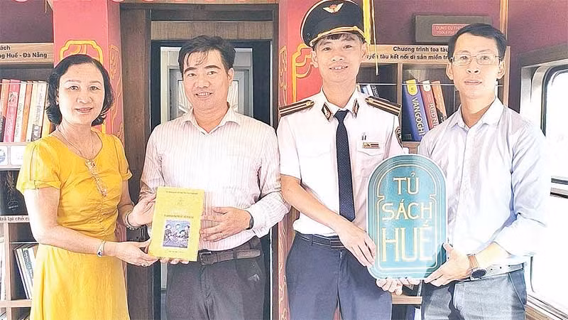 Đại diện nhà tài trợ tặng sách tại buổi ra mắt trạm đọc trên đoàn tàu kết nối di sản Huế-Đà Nẵng. (Ảnh MINH HIỀN)