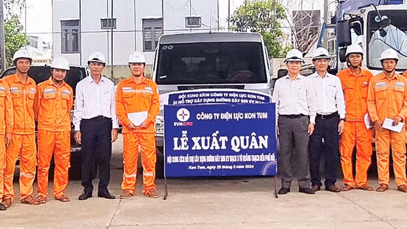 Lễ xuất quân của đội xung kích Công ty Điện lực Kon Tum hỗ trợ thi công Dự án đường dây 500kV mạch 3.