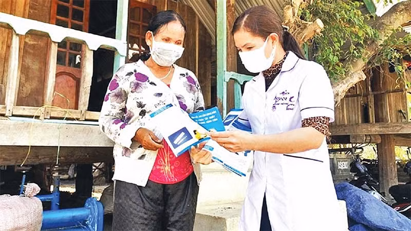 Cán bộ y tế Đắk Lắk tuyên truyền nâng cao nhận thức phòng chống dịch bệnh cho người dân.