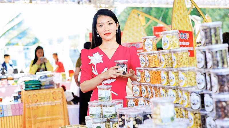 Quảng bá sản phẩm OCOP của Lâm Đồng tại một sự kiện. (Ảnh MAI VĂN BẢO)