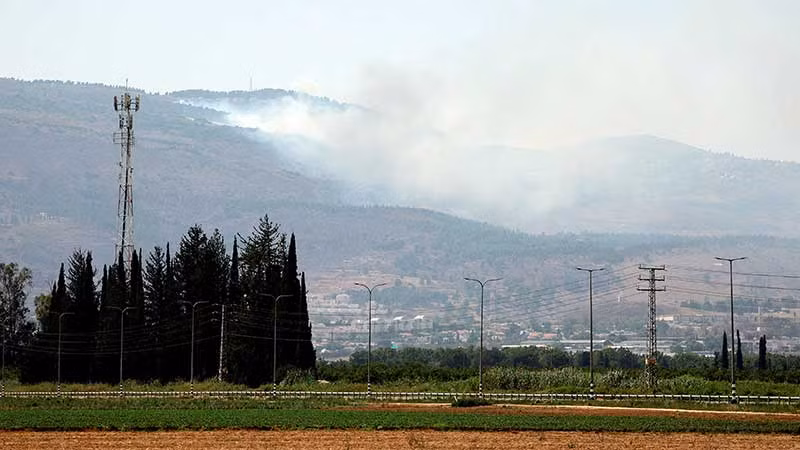 Khói bốc lên gần Kiryat Shmona (miền bắc Israel) sau cuộc giao tranh giữa Israel và Hezbollah. (Ảnh REUTERS)