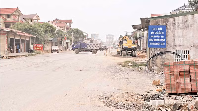 Quốc lộ 7, đoạn Km0+500 qua địa bàn huyện Diễn Châu (tỉnh Nghệ An) bị đình trệ do vướng mắc giải phóng mặt bằng.