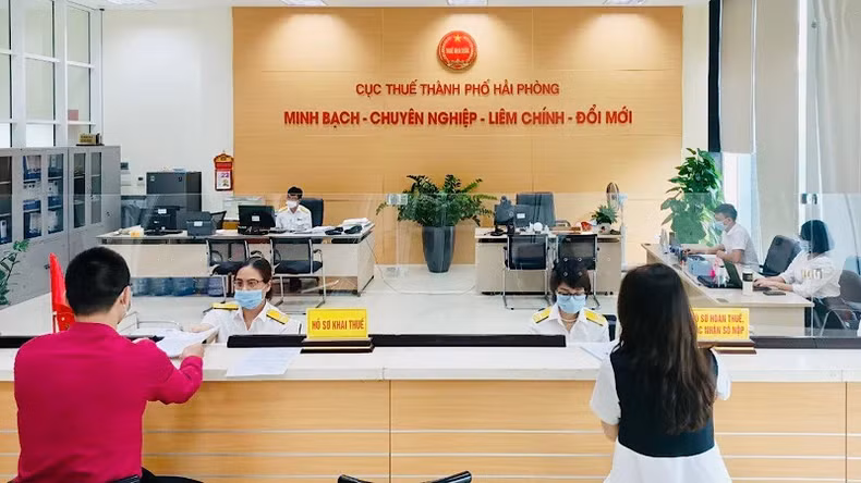 Giao dịch tại Cục Thuế Hải Phòng. (Ảnh: Quang Dũng)
