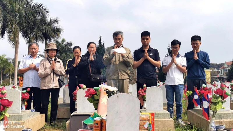 Gia đình liệt sĩ Dương Trung Dũng chỉ có thể đến thăm viếng mộ liệt sĩ mà không thể làm thủ tục điều chỉnh, bổ sung thông tin để nhận phần mộ liệt sĩ của gia đình. (Ảnh Dương Mạnh Chiến)