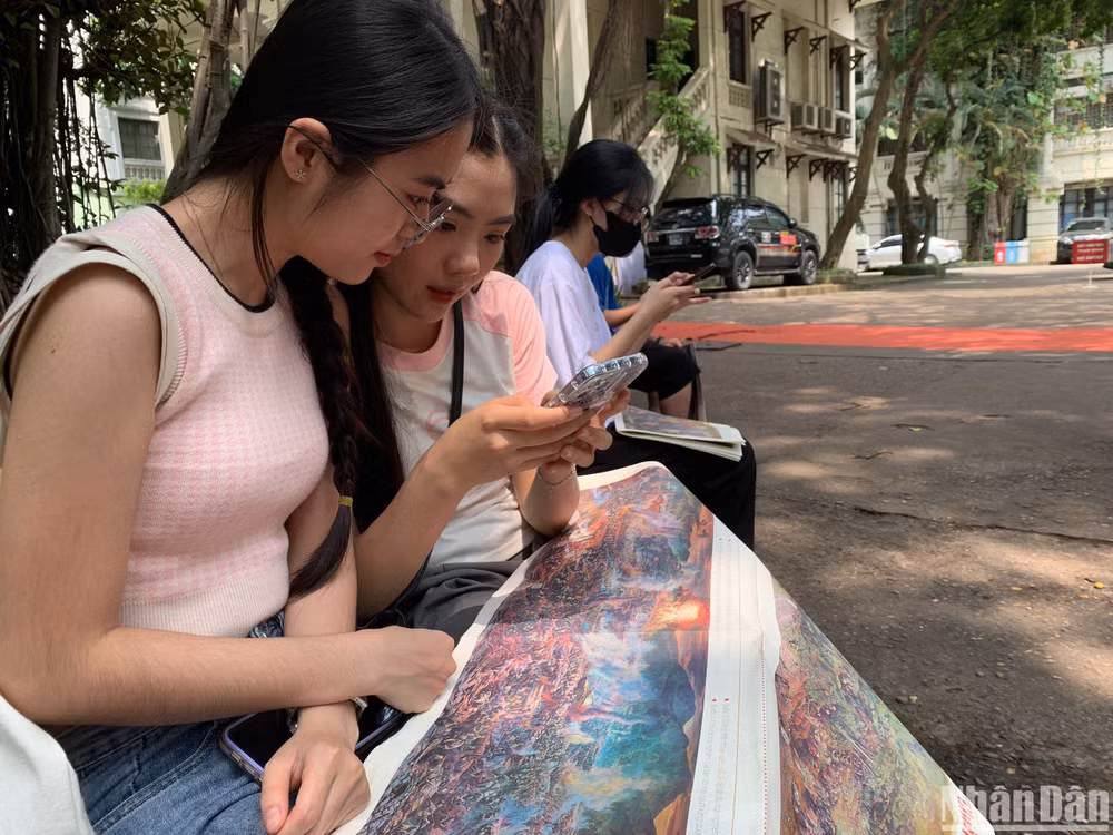 Hai bạn Đàm Hiểu Phương, Nguyễn Lan Anh, ở Thanh Trì Hà Nội bất ngờ về những thông tin sống động được trải nghiệm trên nền tảng ảo.