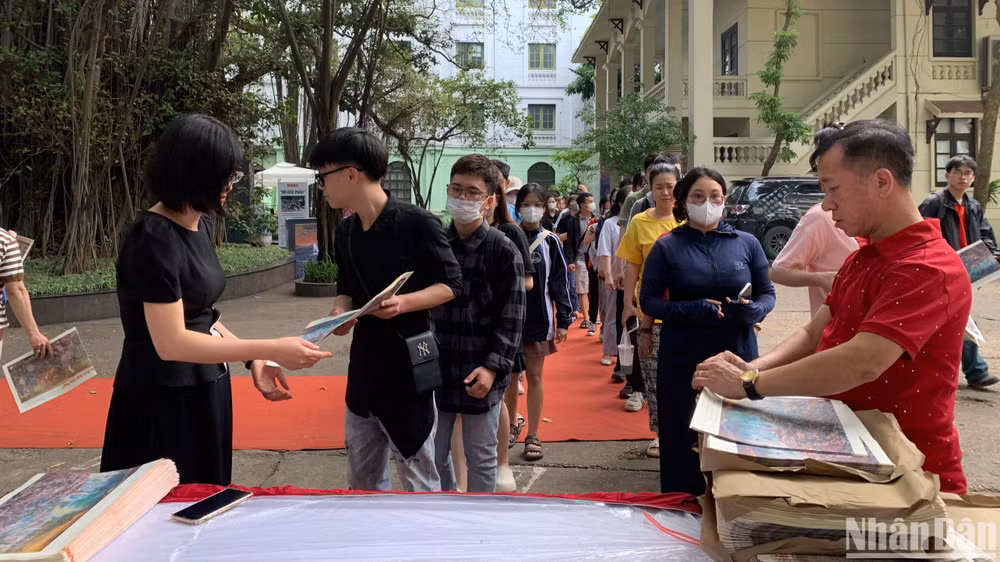 Báo Nhân Dân đón gần 2.000 độc giả đến tham quan triển lãm tương tác tranh panorama kỷ niệm 70 năm Chiến thắng Điện Biên Phủ.