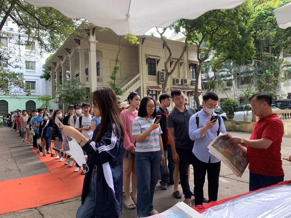 Khoảng gần 2.000 tờ phụ trương in tranh panorama "Chiến dịch Điện Biên Phủ" đã được trao đến tay độc giả trong ngày cuối cùng của triển lãm.