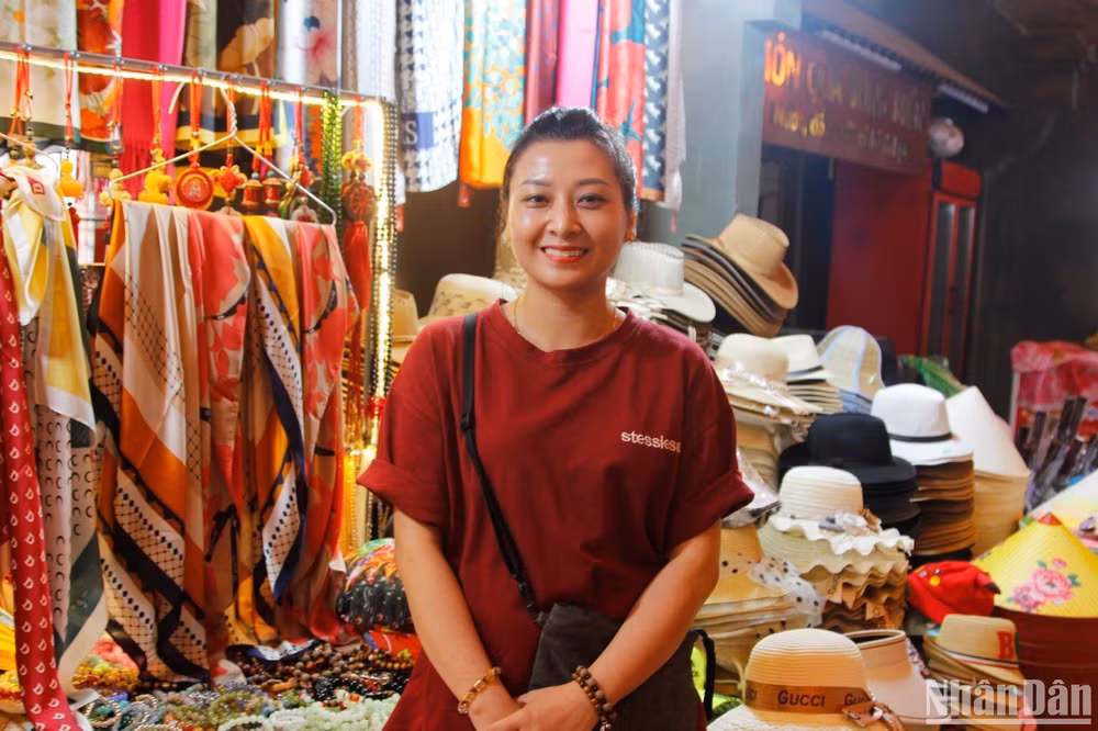 Chị Phan Thị Định, chủ một gian hàng phụ kiện, đồ lưu niệm tại khu buôn bán trong quần thể khu du lịch tâm linh Tam Chúc.