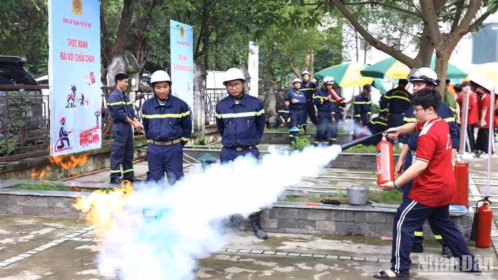 Học sinh, sinh viên tham gia trải nghiệm nhiều hoạt động tại Trung tâm giáo dục cộng đồng về phòng cháy, chữa cháy và cứu nạn, cứu hộ.