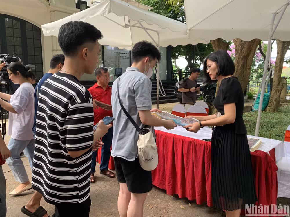 Mỗi độc giả đến tham quan triển lãm sẽ được tặng một tờ phụ trương in tranh panorama "Chiến dịch Điện Biên Phủ".