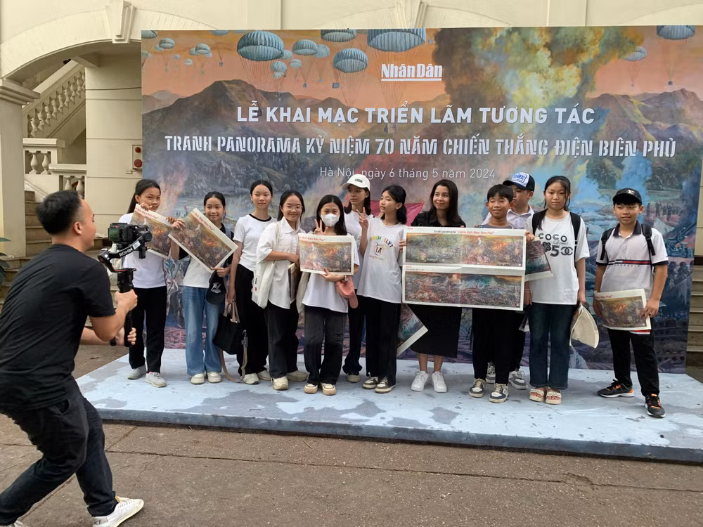 Nhóm lớp học của cô Kim vượt một chặng đường dài từ Mỹ Đức (Hà Nội) đến Báo Nhân Dân để tham quan triển lãm tranh tương tác panorama kỷ niệm 70 năm Chiến thắng Điện Biên Phủ.
