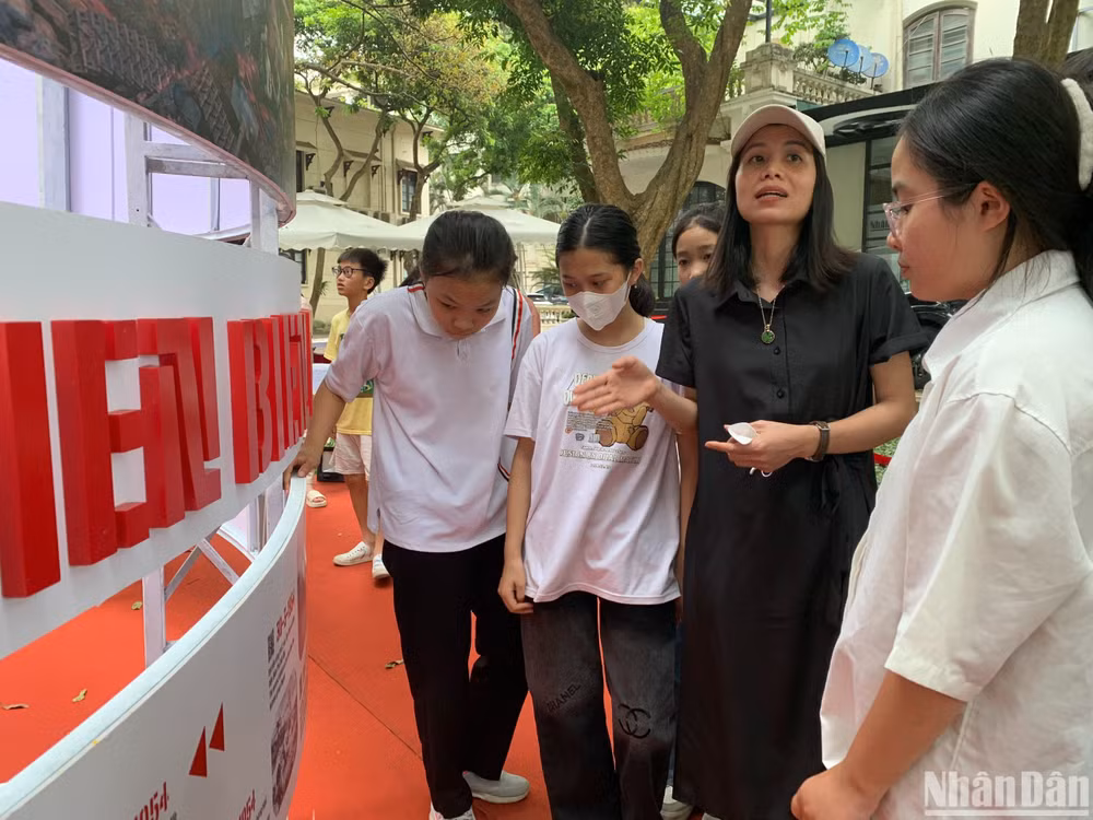 Các bạn học sinh lớp cô Kim khá hào hứng với tiết học Tiếng Anh bằng hình ảnh trực quan sinh động thông qua thông tin về Chiến thắng Điện Biên Phủ được chuyển thể bằng tiếng Anh tại triển lãm.