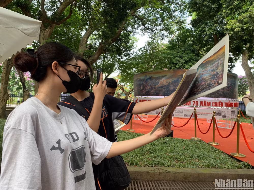 Độc giả quét các mã QR trên tranh ngay khi nhận được báo để xem hình ảnh chuyển động bằng công nghệ thực tế tăng cường (AR).