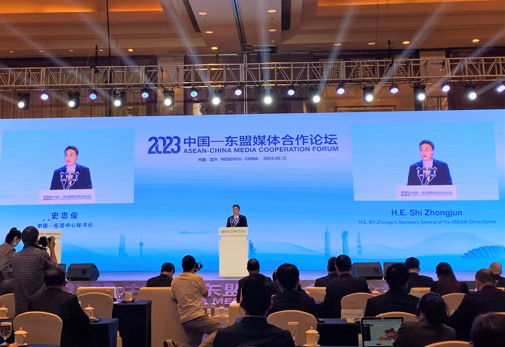 Tổng Thư ký Trung tâm ASEAN-Trung Quốc Shi Zhongjun phát biểu tại lễ khai mạc Diễn đàn. (Ảnh: HỮU HƯNG)