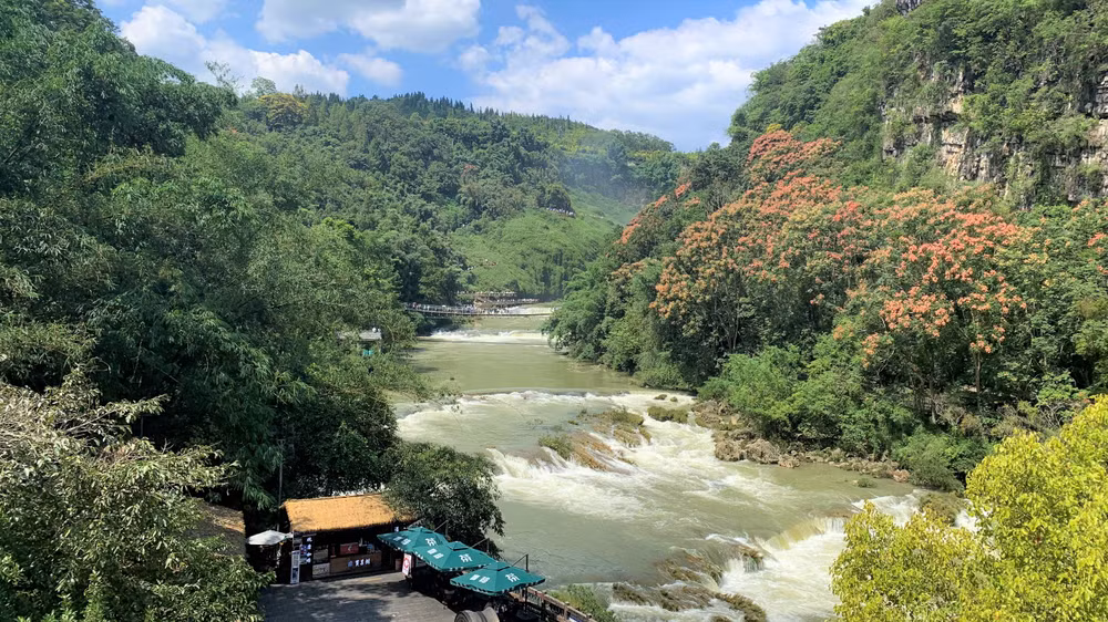 Phong cảnh hữu tình tại thác Hoàng Quả Thụ. (Ảnh: HỮU HƯNG)