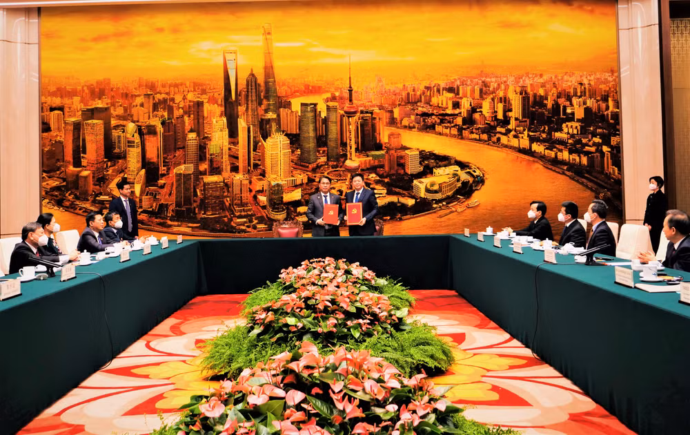 Ký kết Bản ghi nhớ hợp tác giữa hai Ban Tổ chức Trung ương. (Ảnh: HỮU HƯNG)