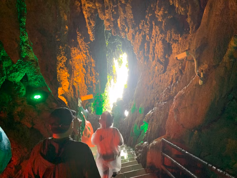 Địa chất thạch nhũ trong Thủy Liêm Động. (Ảnh: HỮU HƯNG)