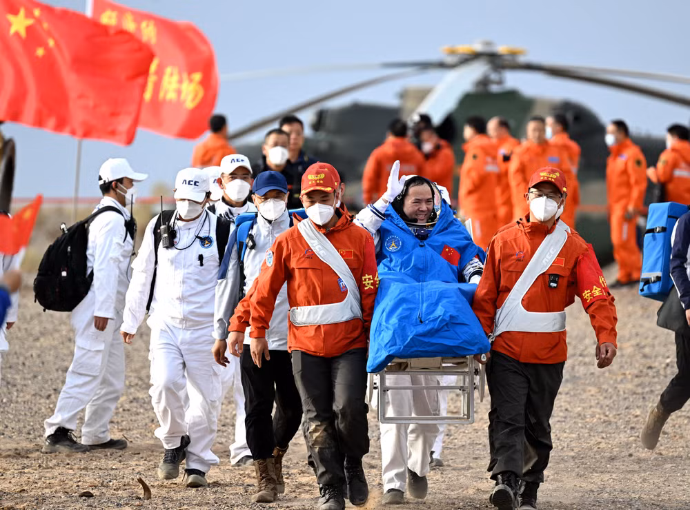 Phi hành gia Trương Lục trở về Trái đất sau hơn 6 tháng làm việc trên trạm vũ trụ. (Ảnh: Tân Hoa Xã)